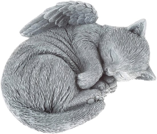 Statue de jardin grise d'un chaton endormi avec des ailes d'ange, sur fond blanc.