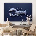 Blauw-wit Delftsblauwe kreeft op een donkerblauwe achtergrond, hangend boven een dressoir met stoelen.