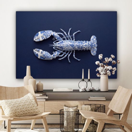 Blauw-wit Delftsblauwe kreeft op een donkerblauwe achtergrond, hangend boven een dressoir met stoelen.