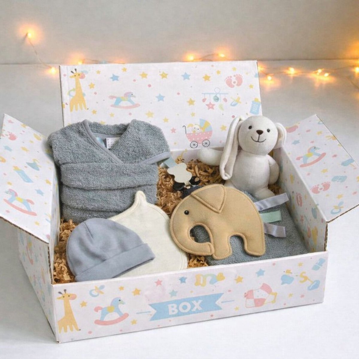Blijeitje - Luxe 6-delige babycadeauset Blauw – Kraamcadeau Jongen - Babyshower & Gender Reveal Cadeau Giftset – Badjas, Tutpop, Konijn Rammelaar, Babymutsje, Spuugdoek & Slab met Koordjes