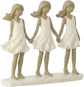 Drie meisjes in witte jurkjes houden elkaars hand vast op een witte basis.