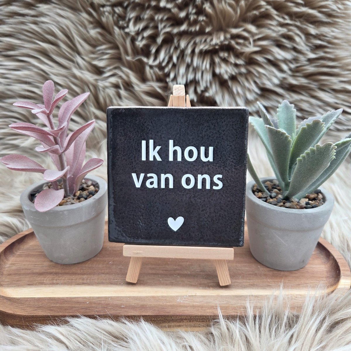 Robuust Spreuktegeltje – Ik Hou van Ons – Hip trendy tegeltje – 10x10 cm – Cadeau voor Partner, Valentijn of Jubileum – Stijlvol en Persoonlijk Woonaccessoire - Zomaar - Voor jezelf - Deco – Trendy nu