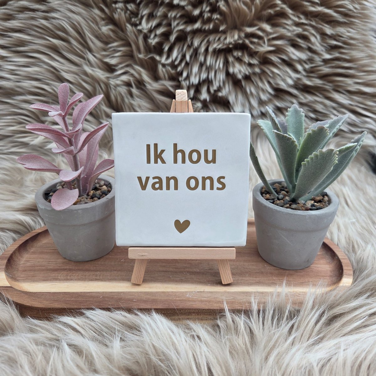 CreaCraft Robuust Wenstegeltje Ik Hou van Ons – Hip trendy tegeltje – 10x10 cm – Cadeau voor Partner, Valentijn of Jubileum – Stijlvol en Persoonlijk Woonaccessoire - Zomaar - Voor jezelf – Trendy nu – Decoratief Tegeltje met Standaard – Cadeau Idee Wit/Goud