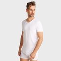 Man draagt een wit T-shirt met V-hals.