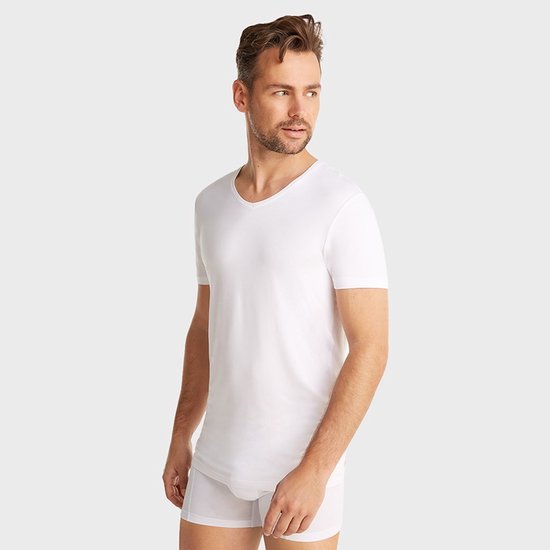 Man draagt een wit T-shirt met V-hals.