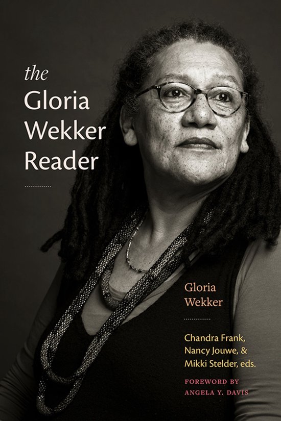 Couverture du livre 'The Gloria Wekker Reader' avec un portrait de Gloria Wekker. Elle porte des lunettes et plusieurs colliers.