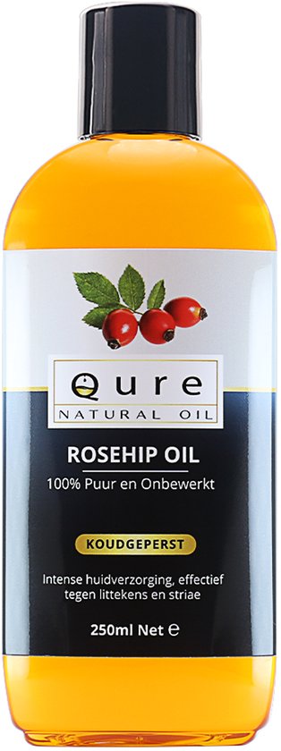 Fles Qure Rosehip Oil, 250ml, met rozenbottels en blaadjes op de voorgrond.