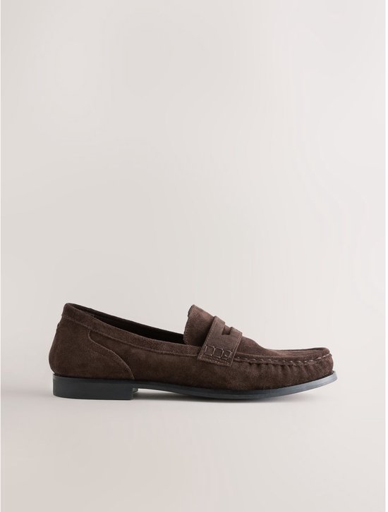 Bruine suède loafer met een leren band en stiksels.