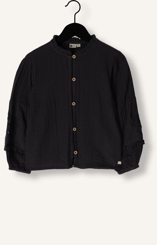 Zwarte blouse met rucheskraag, houten knopen en broderie op de mouwen.