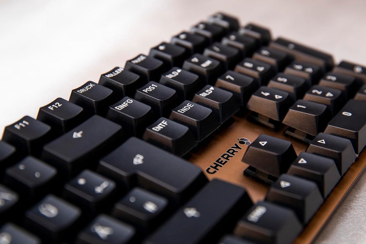 Mechanisch Kantoortoetsenbord Met Geanodiseerde Metalen Plaat, UK Indeling (QWERTY), Bedraad, MX2A BROWN Schakelaars