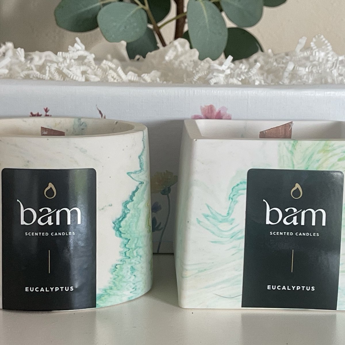 Bam Geschenkmand met 2 Geurkaarsen Eucalyptus - Geel-Groen Gemarmerde Potjes - Zonnebloemwas - Houten Wiek - Handgemaakt Cadeau geel groen gemarmerd