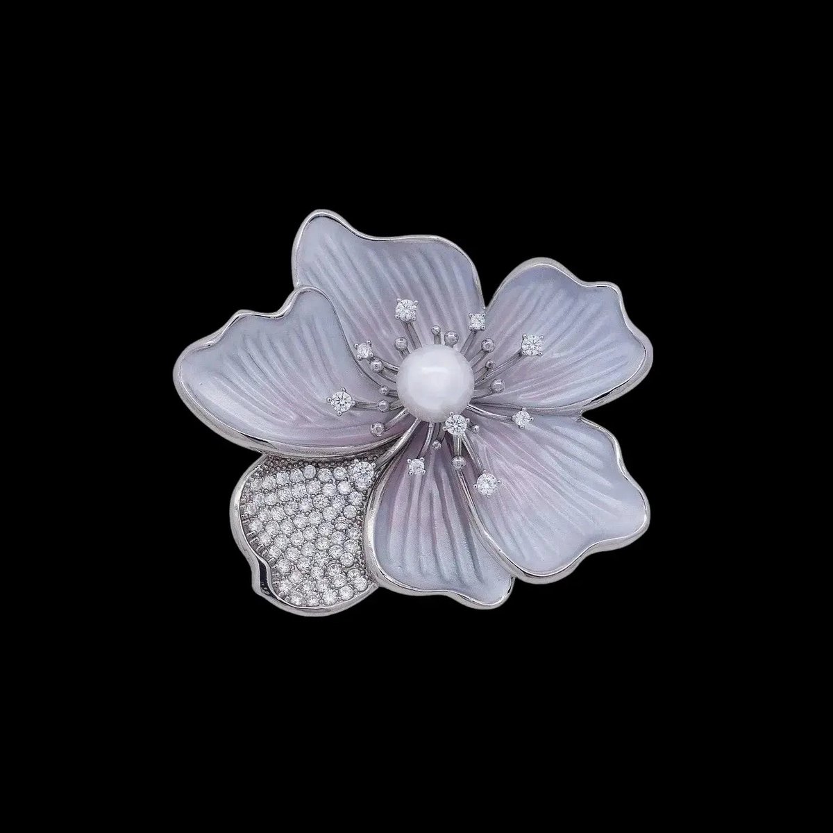 Victoria Valenza Zilverkleurige Sakura Bloem Broche met Imitatieparel, Zirkonia en Emaille - Broche - Zilverkleurig - Sakura bloem broche - Zirkonia