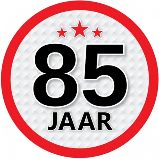 Ronde sticker met '85 JAAR' in grote zwarte cijfers en tekst, met drie rode sterren boven de 85.