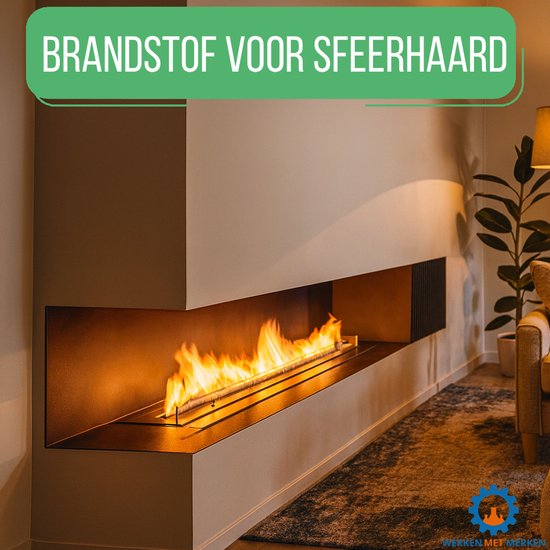 Moderne bio-ethanol haard in een muur, met helder brandende vlammen. BRANDSTOF VOOR SFEERHAARD.