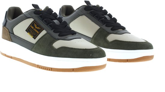 Paar PME Legend sneakers in groen en beige met suède, zwarte veters en witte zolen.