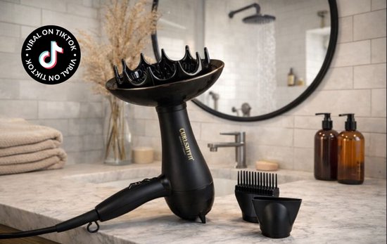Zwarte Curlsmith haardroger met diffuser in een badkamer.
