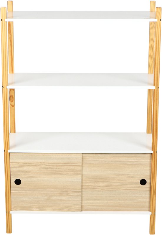 Boekenkast met houten frame, witte planken en lichte houten kast met twee schuifdeuren.