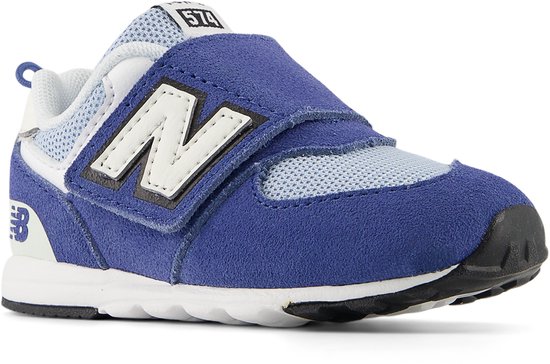 Basket New Balance 574 bleue avec fermeture velcro et un N blanc.
