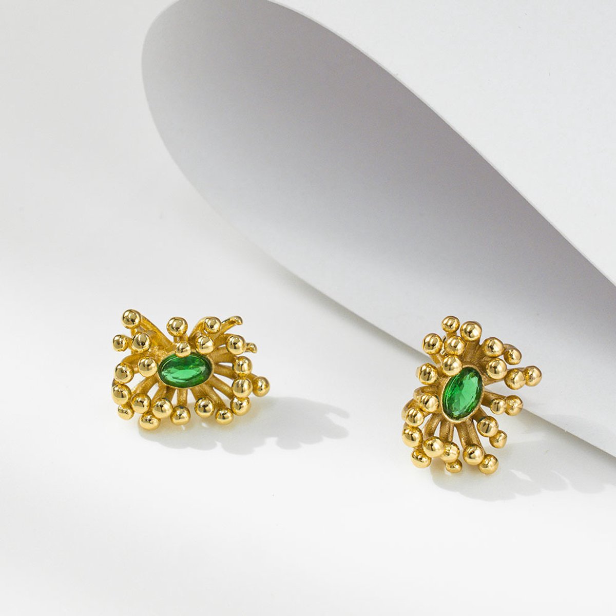 Glintweave – Roestvrijstalen Oorbellen met Groene Zirkonia & Zonvormig Design – 18K Verguld – Dames – Goud/Groen