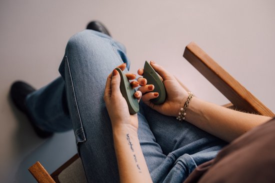 Glimp Pebbles: De slimme ademcoach in je handen - Olive Green van Glimp — afbeelding 4