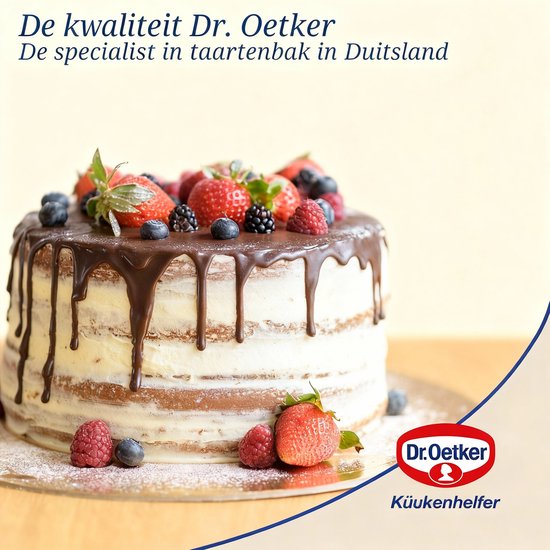 Een gelaagde chocolade- en vanillecake versierd met chocolade druppels, slagroom en verse bessen. Dr. Oetker logo.