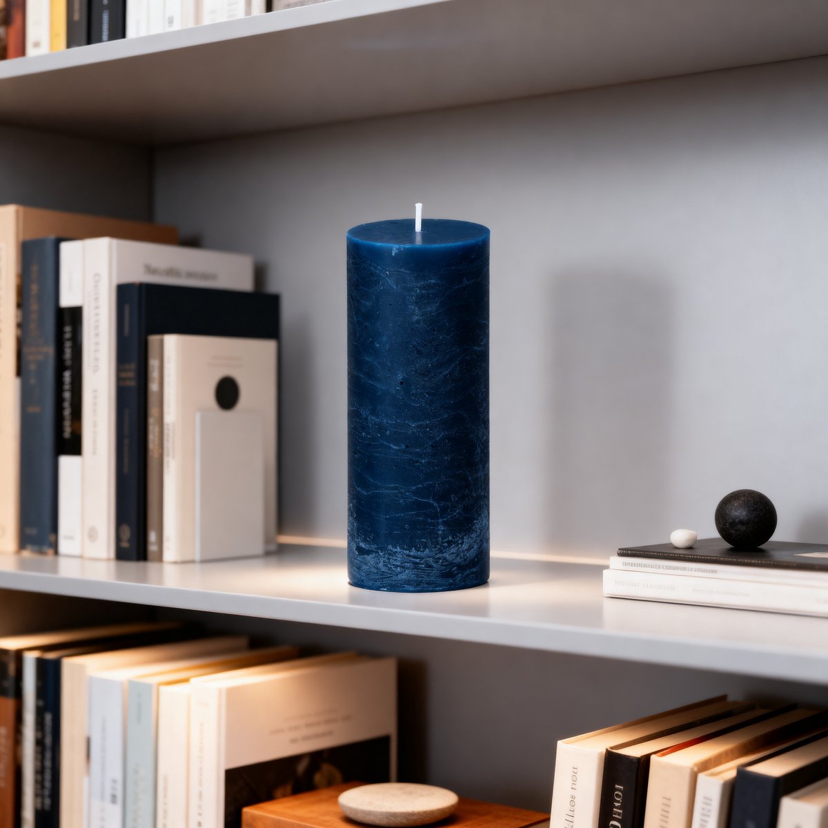 Arti Casa rustieke kaars - bolkaars van wax - langdurige brandtijd - stijlvolle rustieke uitstraling - zorgt voor warme ambiance - geschikt voor elke woonruimte - ø7x16 cm - blauw