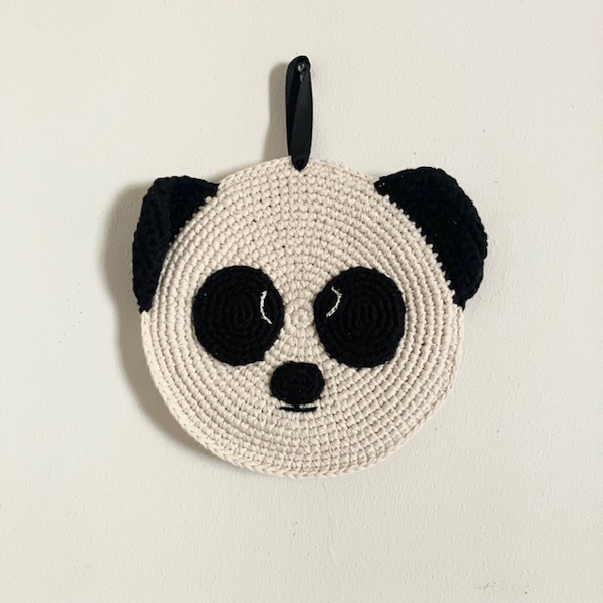 Luna-Leena duurzame Panda beer gift hanger - zwart/off-white - bio katoen - hand gehaakt in Nepal - muurhanger - dierenkop - muur decoratie - cadeau - geboorte - bear
