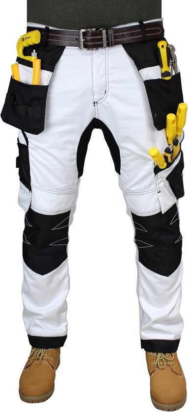 Pantalon de travail blanc avec panneaux noirs, ceinture avec poches à outils, poches avec outils.