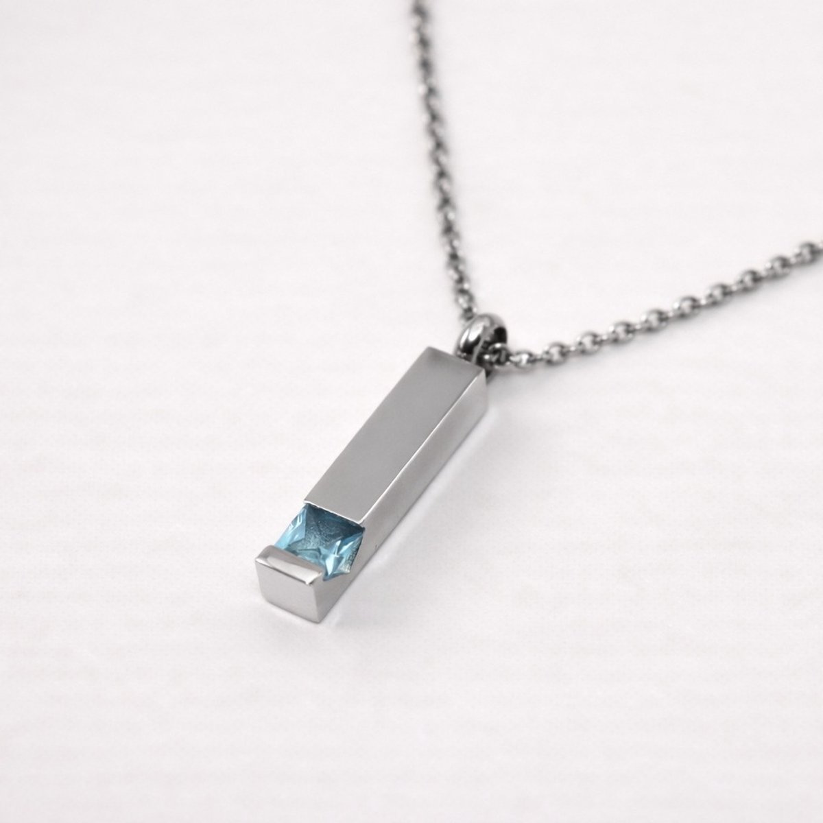 Assieraad - Ashanger - Ashanger met ketting - Mini urn - Geboortesteen Topaas - December - Zilverkleurig