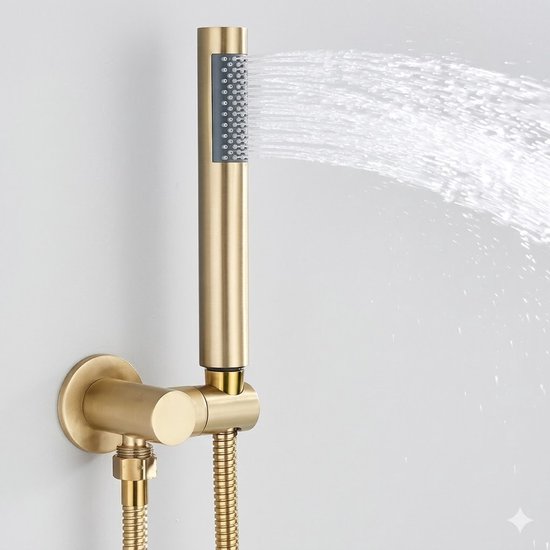 Gouden handdouche met grijze sproeikop, gemonteerd aan de muur met waterstraal.