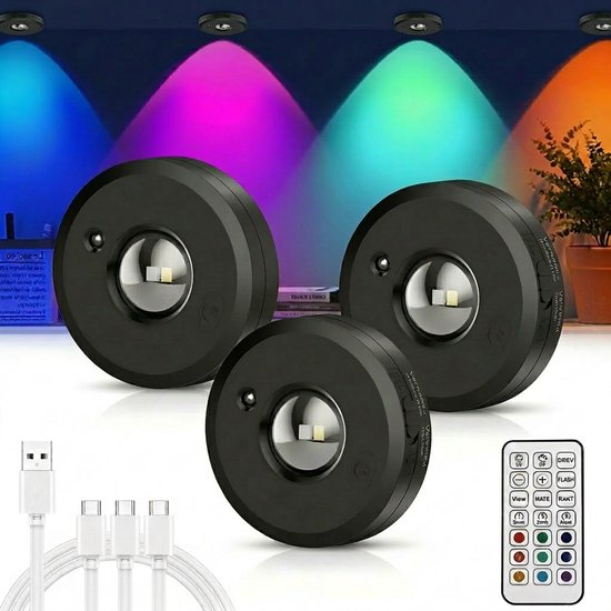 Set van drie zwarte, ronde, oplaadbare LED-spots met afstandsbediening en USB-kabels, die gekleurde lichtbundels projecteren.