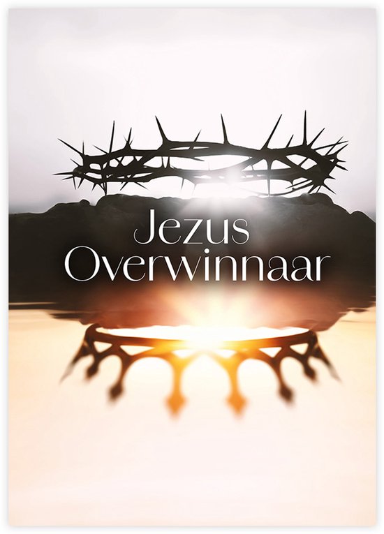 Een doornenkroon op een bergtop, met de tekst 'Jezus Overwinnaar'. De kroon wordt weerspiegeld in water.