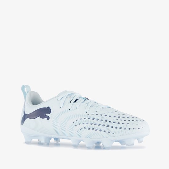 Lichtblauwe PUMA FUTURE 9 PLAY FG/AG Jr uniseks voetbalschoen met donkerblauwe PUMA-kat op de zijkant en patronen op de neus.