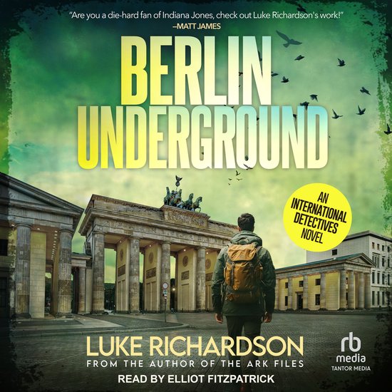 Cover van "Berlin Underground", met de Brandenburger Tor, een man met rugzak en een quote van Matt James.