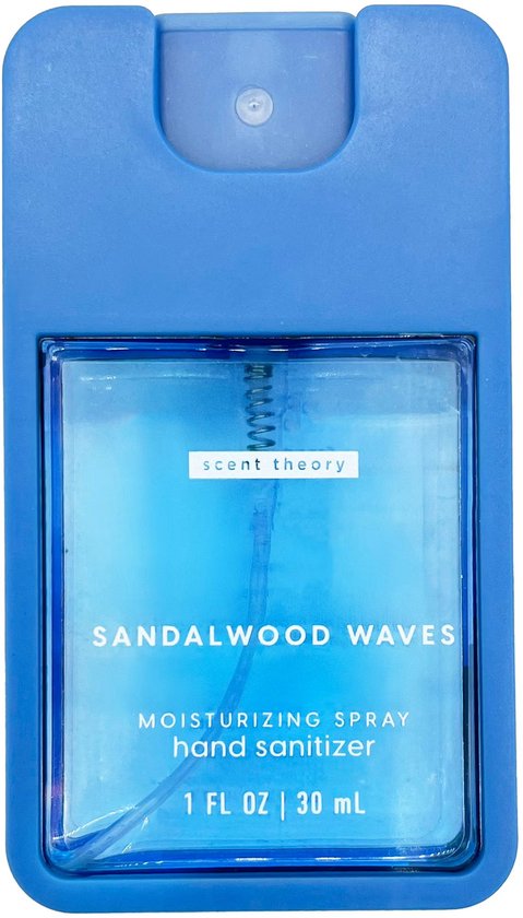 Blauwe Scent Theory handdesinfecterende spray met 'Sandalwood Waves' en 'Moisturizing Spray Hand Sanitizer' op het etiket.