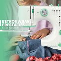 Een persoon met een lichtpaarse trui gebruikt een witte naaimachine met lichtgroene details om een spijkerbroek te naaien. Tekst: BETROUWBARE PRESTATIES STEEK NA STEEK! VERANDER IDEEËN IN PRACHTIGE CREATIES