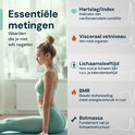 Vrouw in mintgroene sportkleding in yogahouding, met grafische iconen die essentiële metingen zoals hartslag en botmassa weergeven.