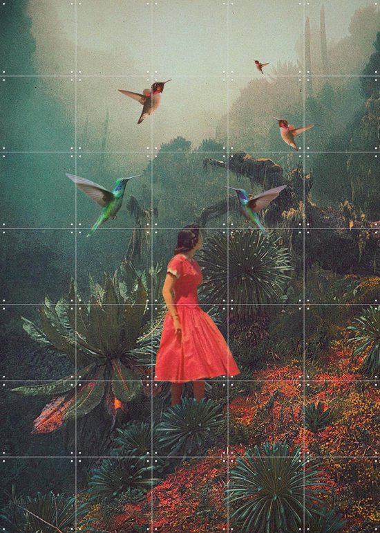 Une femme en robe orange est entourée de colibris dans une jungle luxuriante.