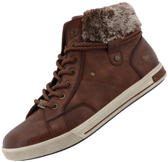 Bruine hoge Mustang sneaker, met veter- en ritsluiting, bontgevoerde kraag en paardlogo.