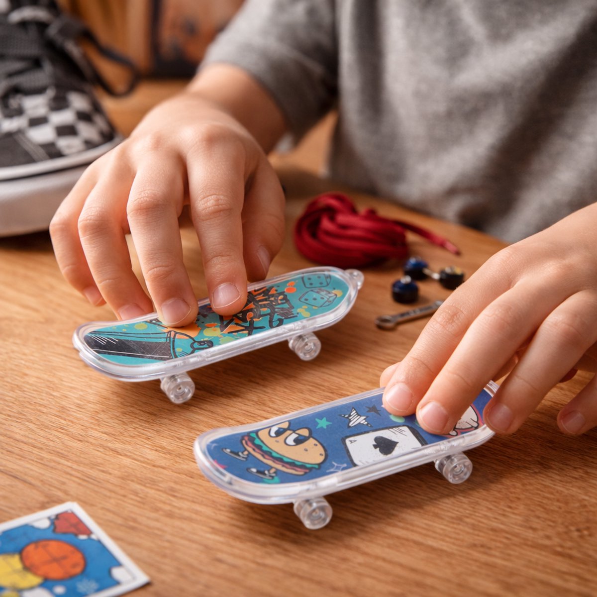 Eddy Toys Finger Skateboard Mini Skateboard met Stoere Kleurrijke Prints Stimuleert Vingervaardigheid Leuk Cadeau of Gadget Kunststof 10 5 x 3 cm /Donkerblauw Zwart