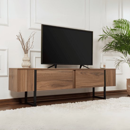 Tv-meubel in walnoothout-look met metalen poten en twee lades.