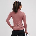 Vrouw van achteren gezien, draagt een oudroze fietsshirt met lange mouwen en een hoge kraag, met drie zakken op de rug.