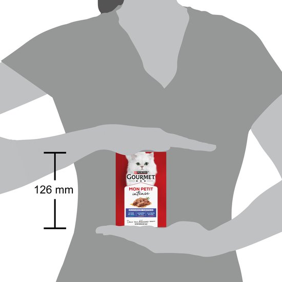 Afmeting van Purina Gourmet Mon Petit Intense kattenvoer verpakking in handen van een persoon.