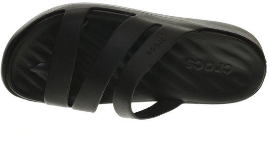 Sandale noire Crocs avec nervures sur la semelle et le texte 'Crocs'.