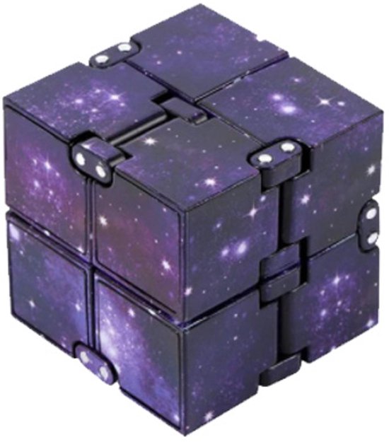 Infinity cube in paarse sterrenprint, die in elkaar vouwt.