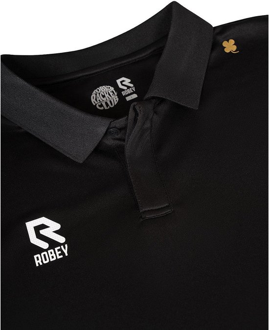 Detail van de kraag van een zwarte poloshirt met het 'Robey Racket Club' logo en een klein goudkleurig klavertje.