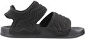 Zwarte Adidas Adilette kindersandaal met golvend patroon op de bandjes.