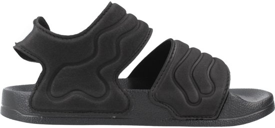 Zwarte Adidas Adilette kindersandaal met golvend patroon op de bandjes.