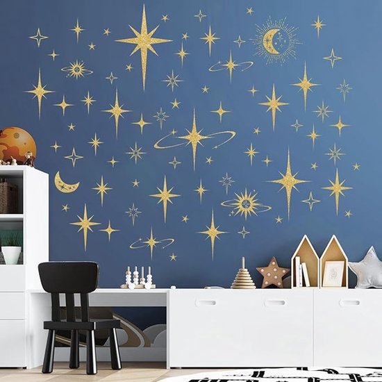 Des étoiles dorées, des planètes et une lune décorent un mur bleu au-dessus d'un bureau.