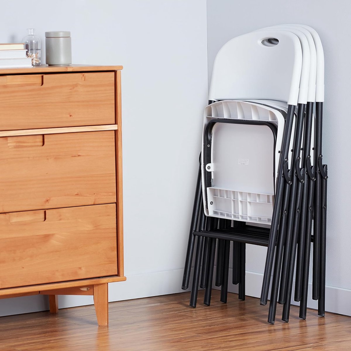 Laura Klapstoelen Set van 4 – 56,6 x 91,4 x 49,8 cm – Inklapbare Kunststof Stoelen met Metalen Frame – Stevige Campingstoelen voor Binnen en Buiten – Witte Opvouwbare Stoelen tot 158 kg – Laura